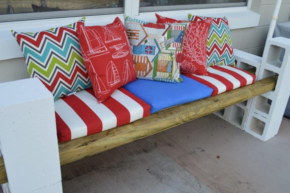 Simple DIY Cinder Block Outdoor Bench Under $100 | DIY Projects | DIY Home Decor | DIY Outdoor Decor | DIY Home Improvements | DIY Bench | theMRSingLink