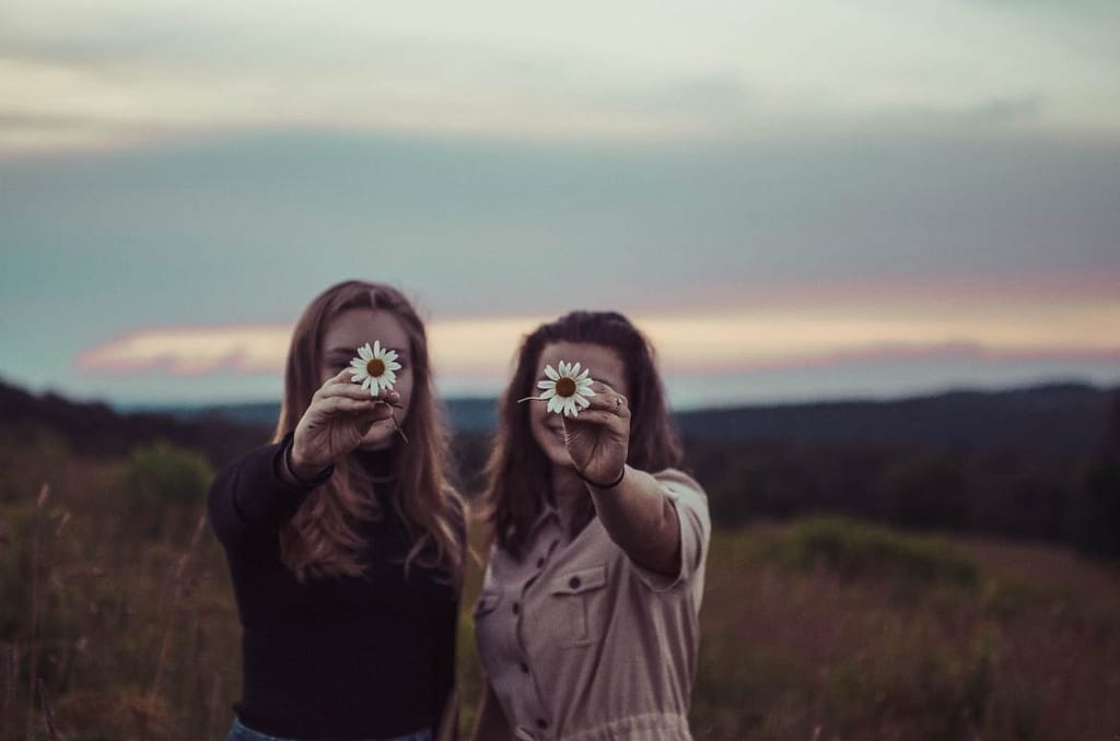 The Literal Heartbreak To Why Adult Friendships Are So Difficult | Why friendships are hard to attain and maintain as an adult in life | Why you may be struggling to hold onto friendships as an adult | Tips to strong friendships we need to remember in our adult lives | #friendship #selfimprovement #motivation #millennials #adulting | theMRSingLink