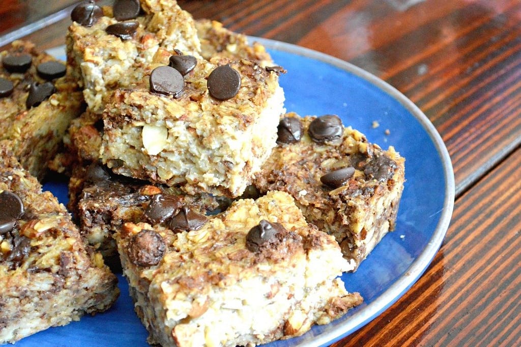 Banana Chocolate Chip Oatmeal Breakfast Bars | Serve up a quick and delicious brunch or breakfast with these chocolate oatmeal squares | Kid approved and keto-friendly | Delicious breakfast and snack recipes on-the-go | #breakfast #onthego #oatmeal #ketobreakfast | theMRSingLink
