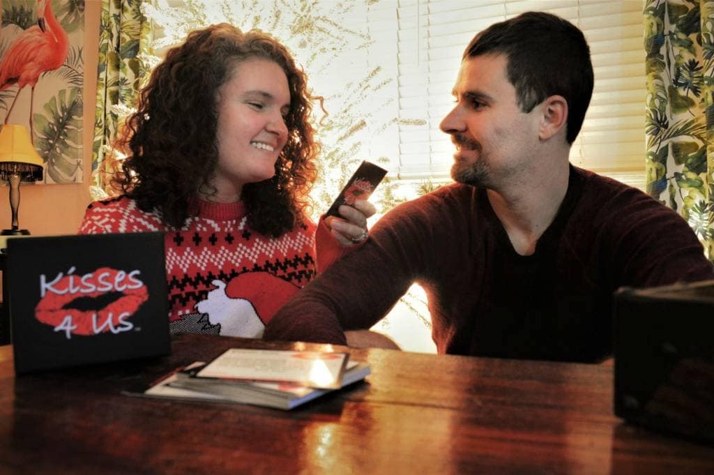 [Gift Guide For Couples] 7 Ideas To Bring The Romance For The Holidays | #gifted | 2019 Holiday gift guide | Looking to spark the romance, build intimacy in your relationship? I came up with a list of great Holiday gift ideas for couples | A couple's approach to a Christmas gift guide - for your husband, wife, boyfriend or girlfriend in mind. | #giftguideforher #giftguideforhim #holidayromance | theMRSingLink