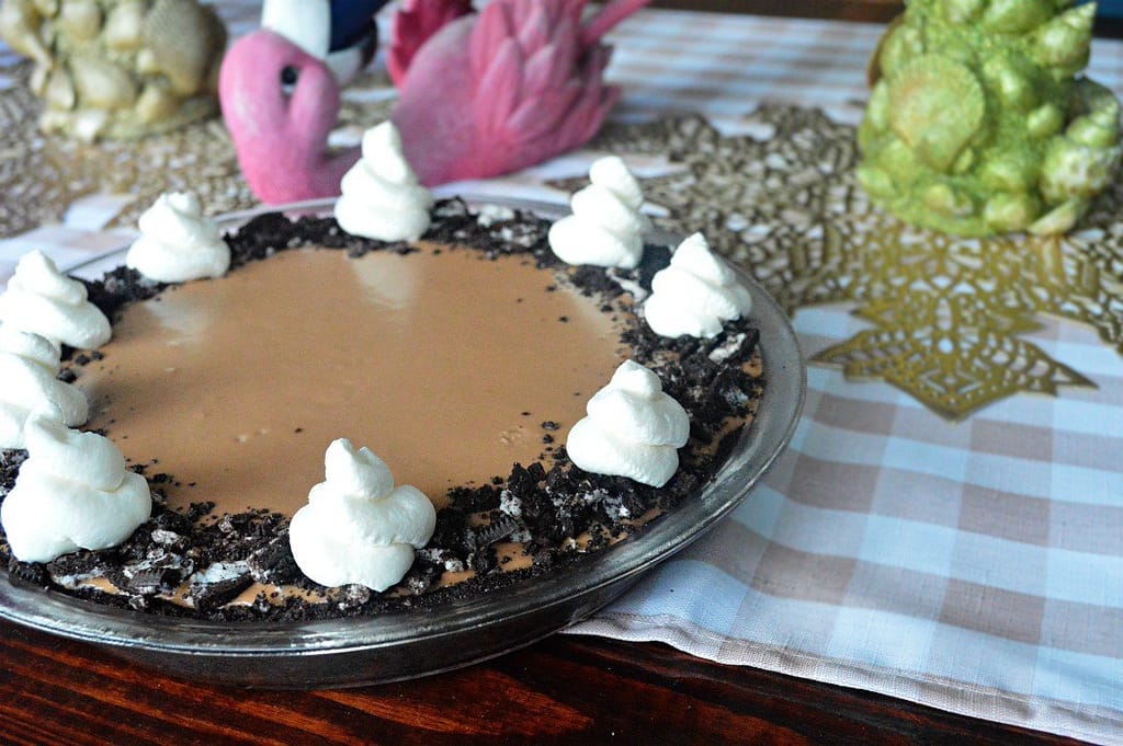 When it comes to Holiday pies, I am not a pumpkin fan...like at all. The fruiter or chocolate-ier the better for me, so I did a bit of experimenting with another underrated Holiday classic: the peanut butter pie. But this is a no bake peanut butter pudding pie featuring hazelnut and an Oreo crust.
