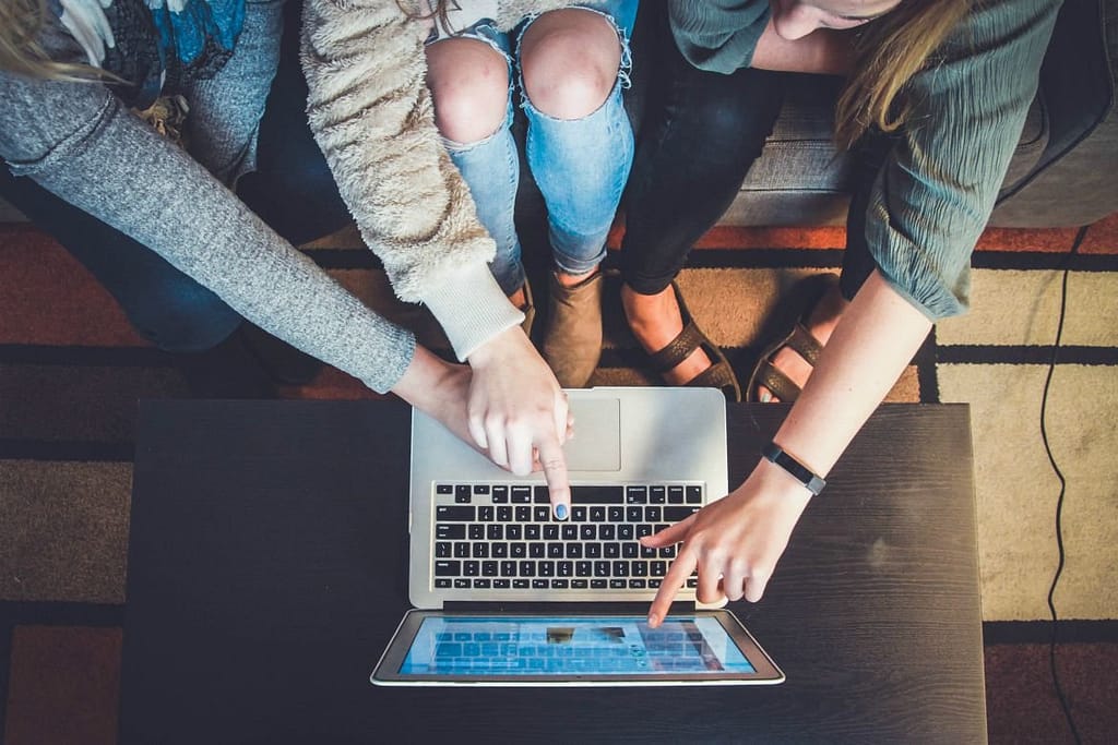 Why Online Dating Is So Difficult [When It Shouldn't Be] | The things I learned from dating online for over 4 years, and the hard truths I encountered that can make finding love online seem impossible | Online dating advice for the single woman on the verge of giving up - here's what you need to know | #onlinedating #datingadvice | theMRSingLink