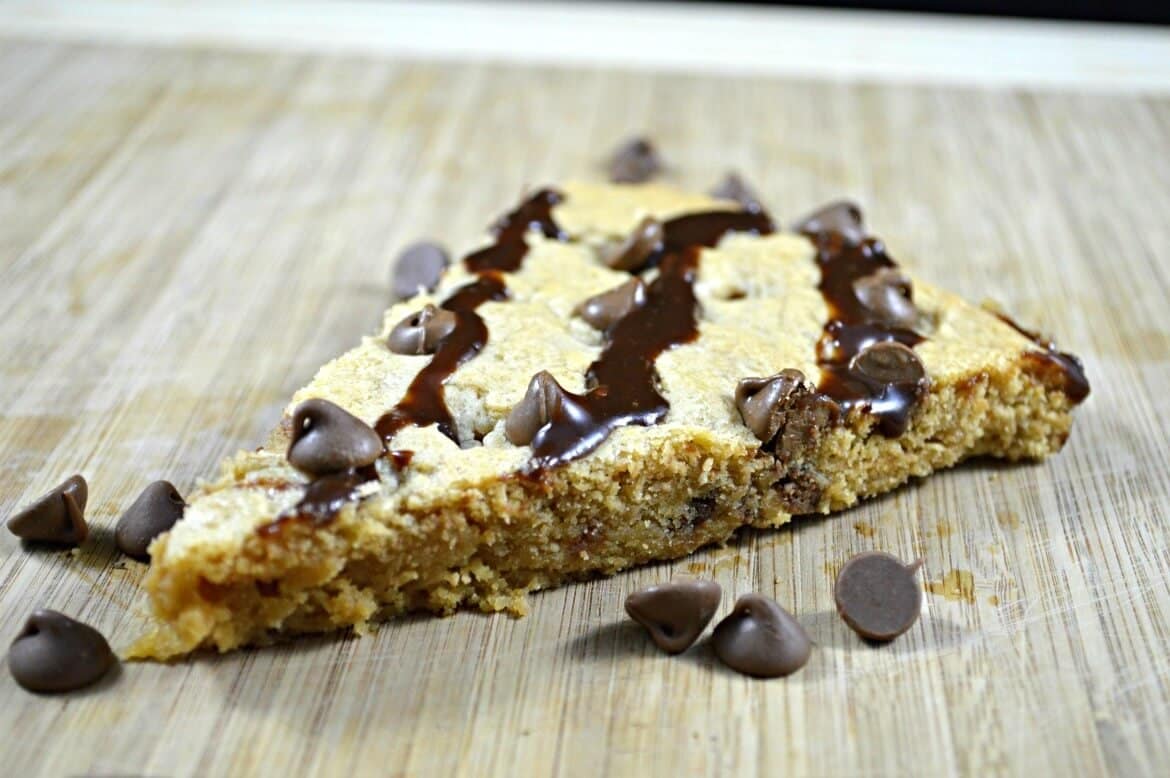 Peanut Butter Chocolate Chip Skillet Cookie | Cast iron skillet recipes for beginners | Easy dessert recipes | Cookie cake recipes | Chocolate chip cookie recipes | #recipes #cookies #desserts | theMRSingLink