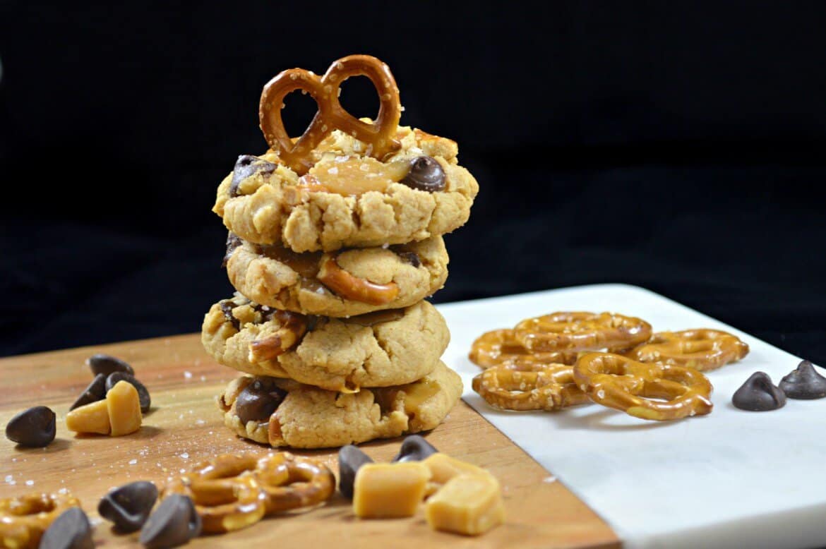 Soft and chewy salted caramel peanut butter cookies | The perfect holiday cookie recipe | Christmas cookie recipes that are irresistible and delicious | Family-fun cookie recipe every kid will enjoy | #cookies #holidayrecipes #cookierecipe | The secret to that perfectly chewy cookie | Sweet and salty cookie recipe | Baked goods that make the perfect Holiday gift | theMRSingLink