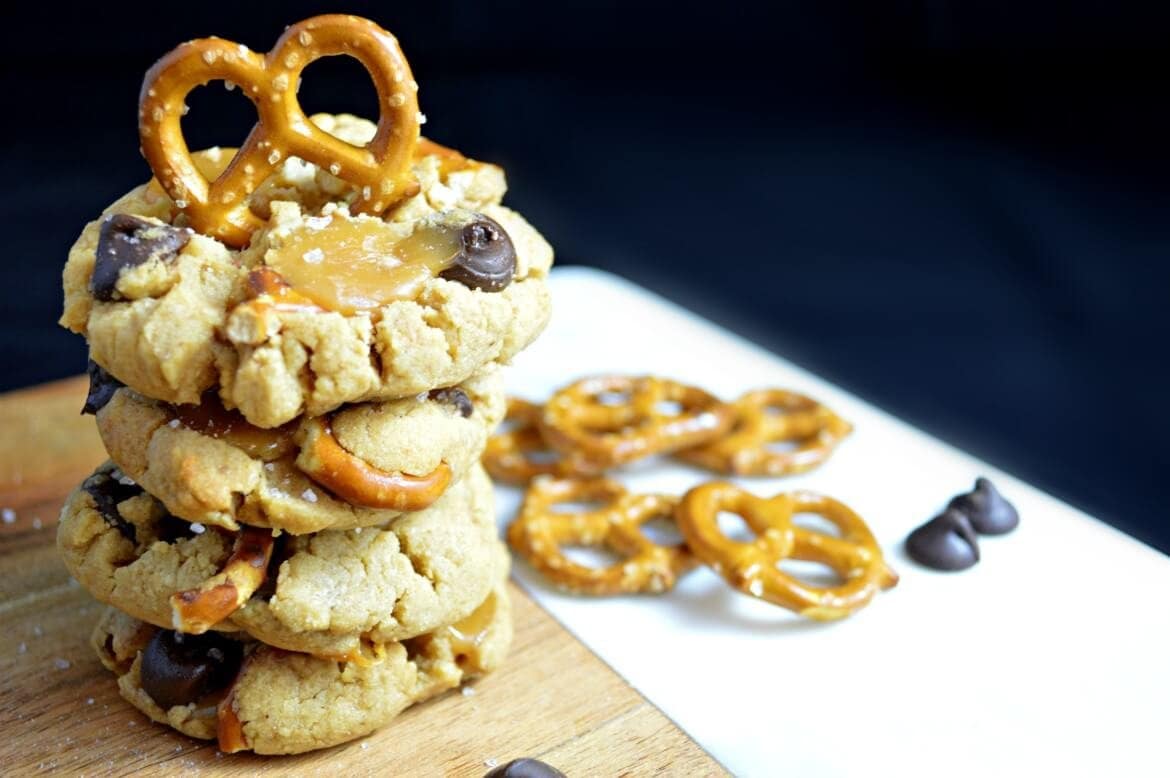 Soft and chewy salted caramel peanut butter cookies | The perfect holiday cookie recipe | Christmas cookie recipes that are irresistible and delicious | Family-fun cookie recipe every kid will enjoy | #cookies #holidayrecipes #cookierecipe | The secret to that perfectly chewy cookie | Sweet and salty cookie recipe | Baked goods that make the perfect Holiday gift | theMRSingLink