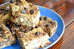 Banana Chocolate Chip Oatmeal Breakfast Bars | Serve up a quick and delicious brunch or breakfast with these chocolate oatmeal squares | Kid approved and keto-friendly | Delicious breakfast and snack recipes on-the-go | #breakfast #onthego #oatmeal #ketobreakfast | theMRSingLink