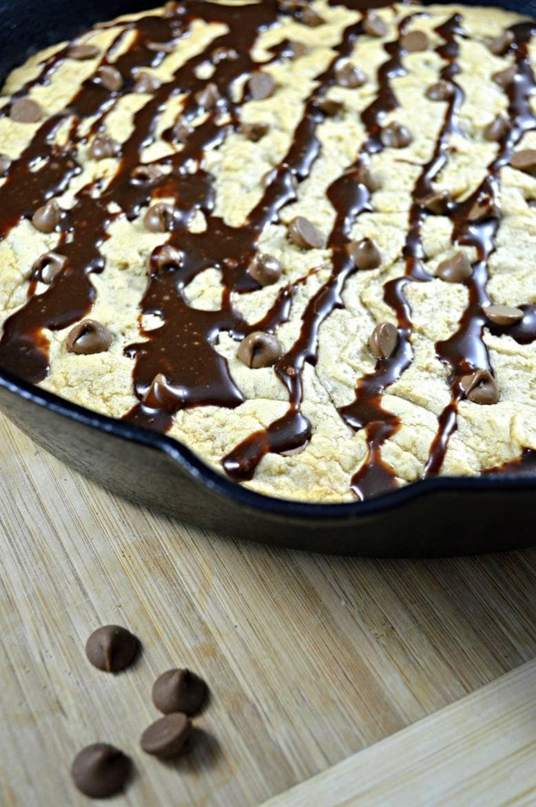 Peanut Butter Chocolate Chip Skillet Cookie | Cast iron skillet recipes for beginners | Easy dessert recipes | Cookie cake recipes | Chocolate chip cookie recipes | #recipes #cookies #desserts | theMRSingLink