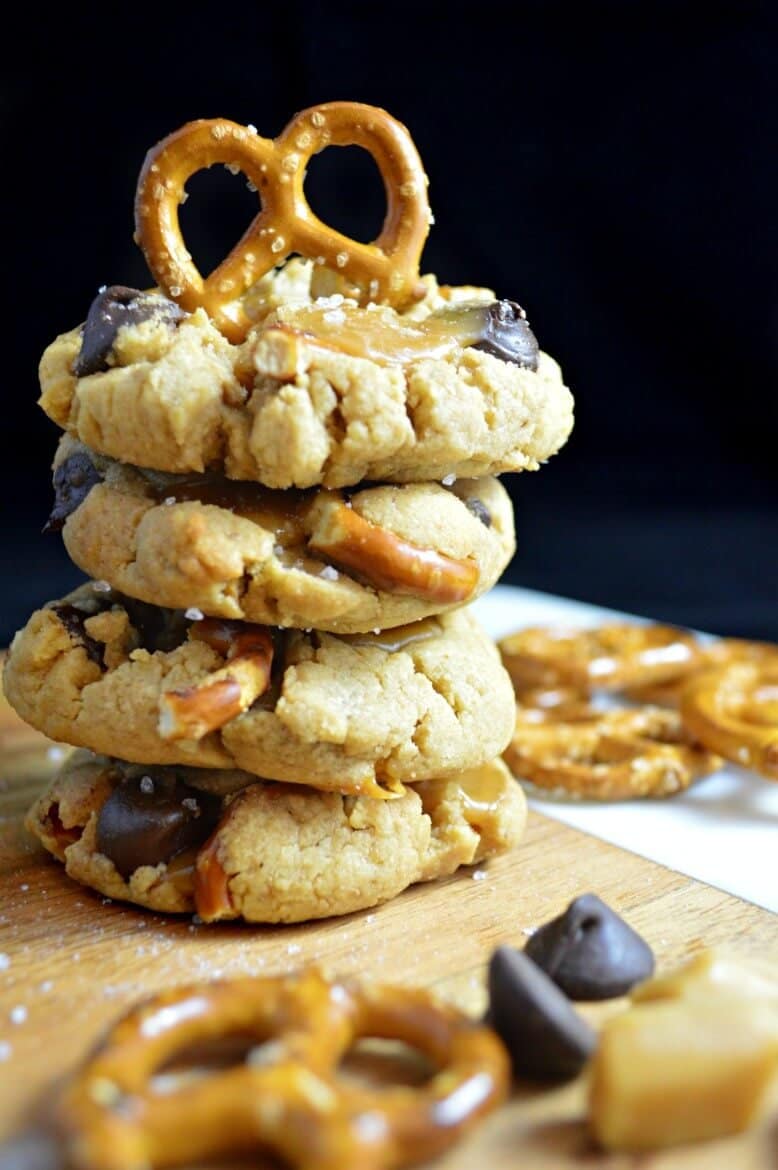 Soft and chewy salted caramel peanut butter cookies | The perfect holiday cookie recipe | Christmas cookie recipes that are irresistible and delicious | Family-fun cookie recipe every kid will enjoy | #cookies #holidayrecipes #cookierecipe | The secret to that perfectly chewy cookie | Sweet and salty cookie recipe | Baked goods that make the perfect Holiday gift | theMRSingLink