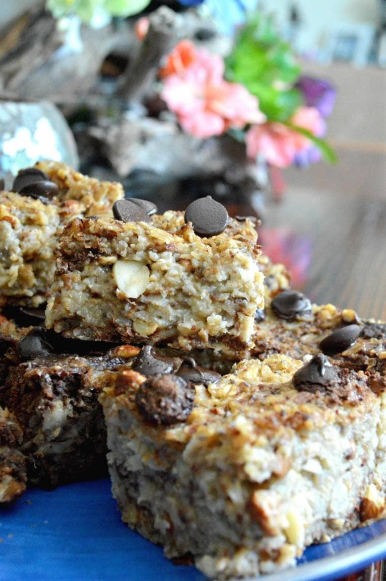 Banana Chocolate Chip Oatmeal Breakfast Bars | Serve up a quick and delicious brunch or breakfast with these chocolate oatmeal squares | Kid approved and keto-friendly | Delicious breakfast and snack recipes on-the-go | #breakfast #onthego #oatmeal #ketobreakfast | theMRSingLink